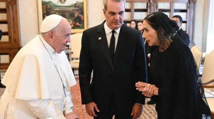 Abinader y primera dama viajan a misa del papa en roma