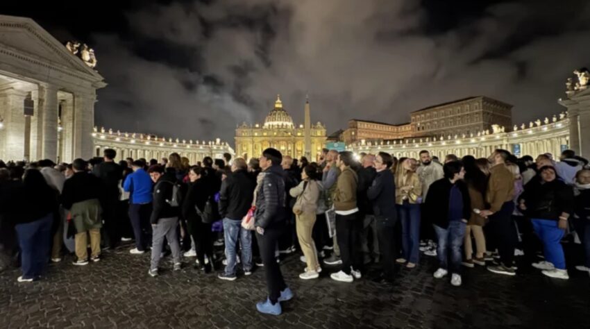 Multitud rinde homenaje al papa