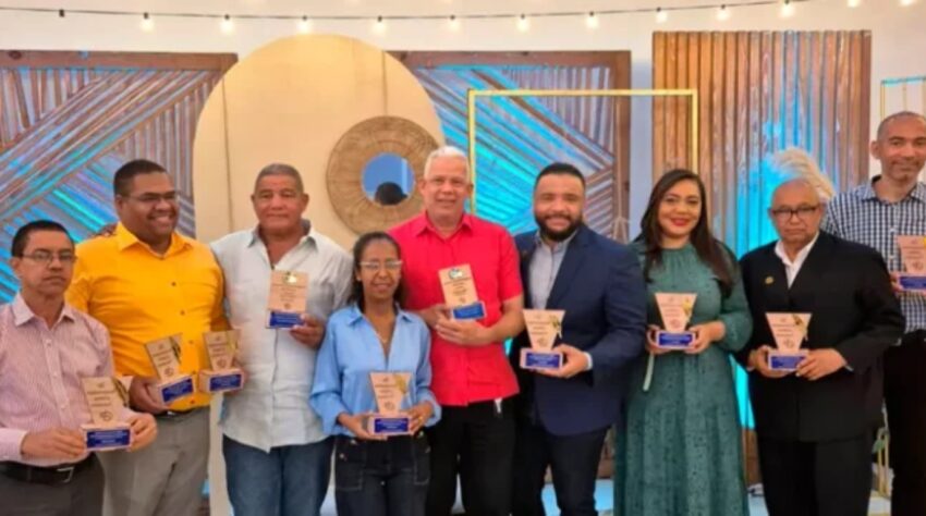 Colegio de periodistas reconoce a periodistas destacados