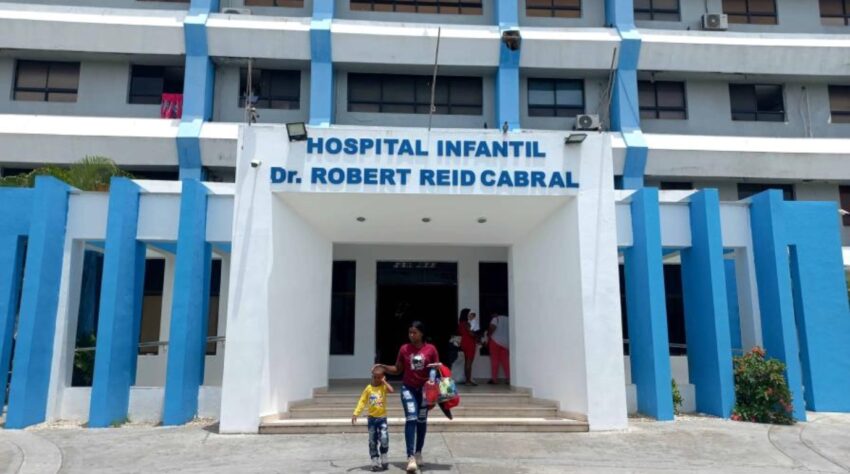 Dominicanos madrugan por una atención médica