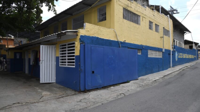 Educación traslada estudiantes de liceo construido sobre cañada