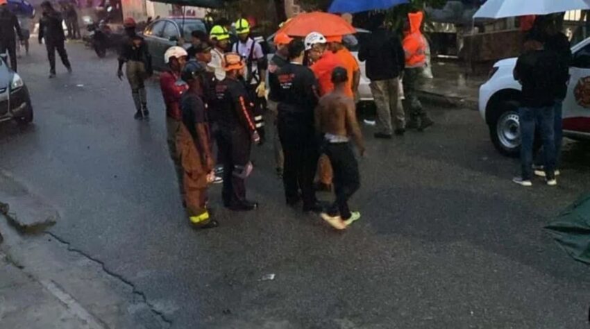 Rescatan con vida a niña arrastrada por lluvias