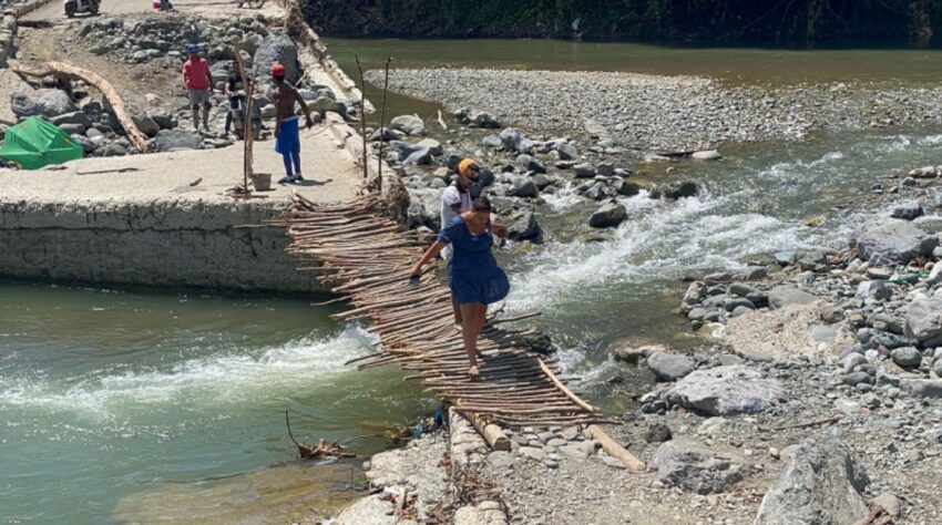 puente de tablitas sobre el río Camú