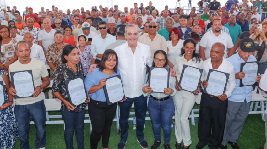 Abinader entregó títulos y soluciones de agua en Santiago