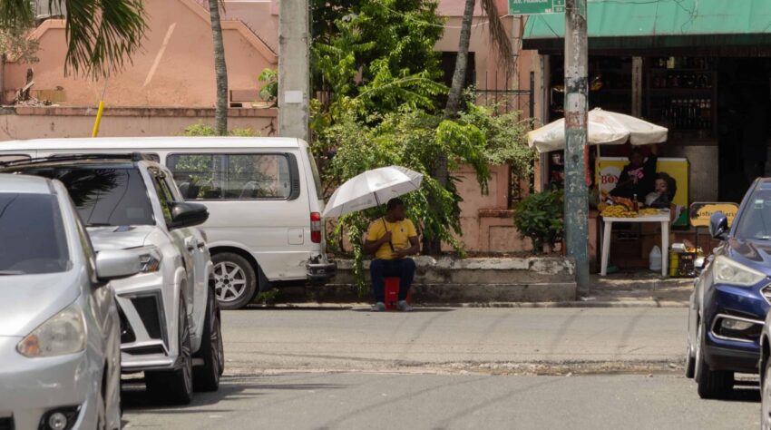 Parqueadores informales en Santo Domingo