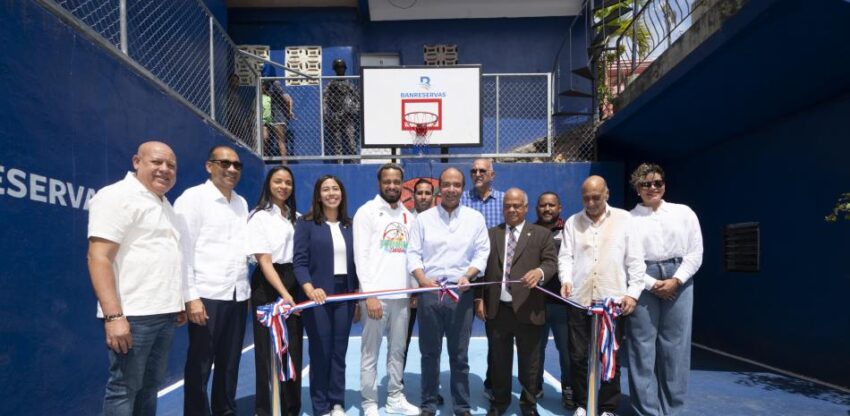 Banreservas y Samuel Pereyra renuevan la cancha de Los Pioneros de Villas Agrícolas bajo el programa “JuegaRD”