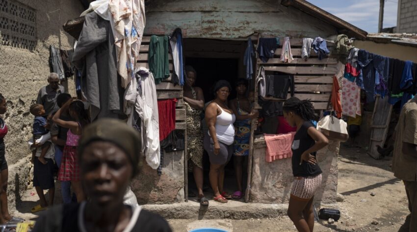 Familias haitianas comienzan abandonar casas