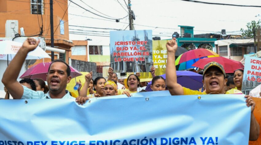 Padres rechazan aulas móviles y exigen finalizar el pabellón